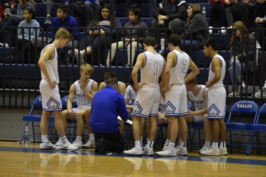 Pictured%3A+Coach+Drew+Coffman+advising+his+varsity+basketball+team%0A%0APhoto+courtesy+of+Lindsay+Gogniat